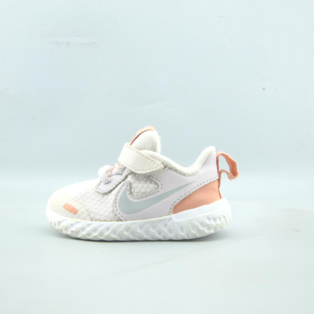 NIKE REVOLUTION 5