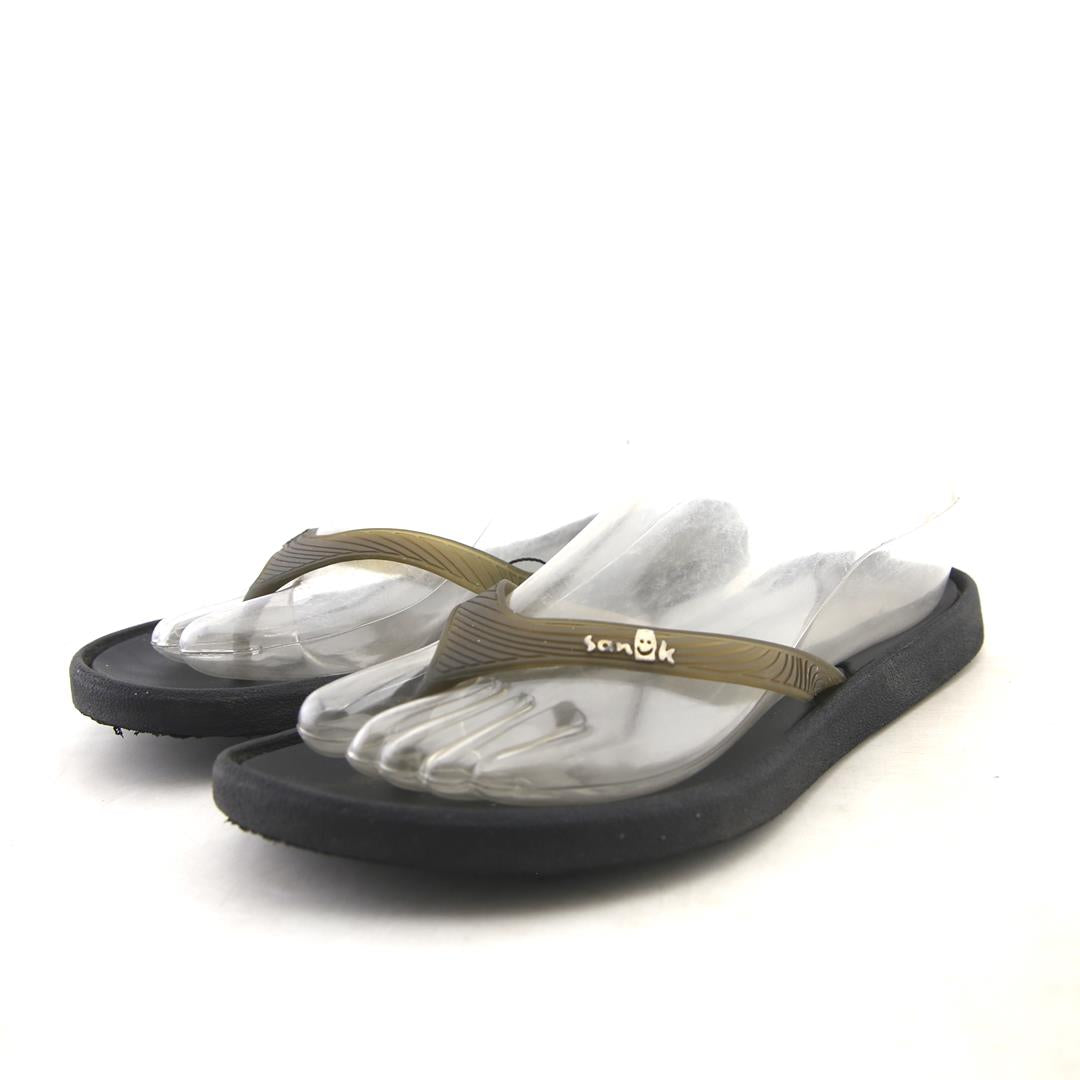 SANUK .