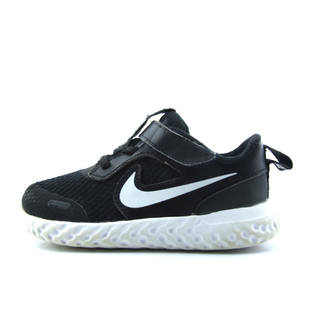 NIKE REVOLUTION 5