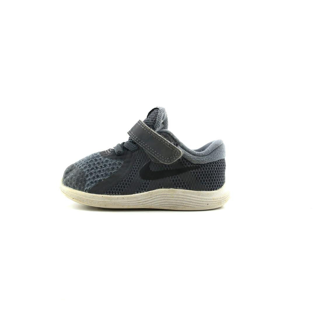 NIKE REVOLUTION 4