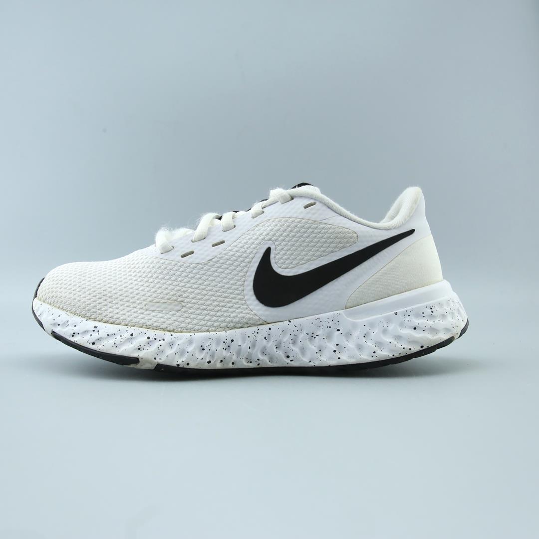 NIKE REVOLUTION 5