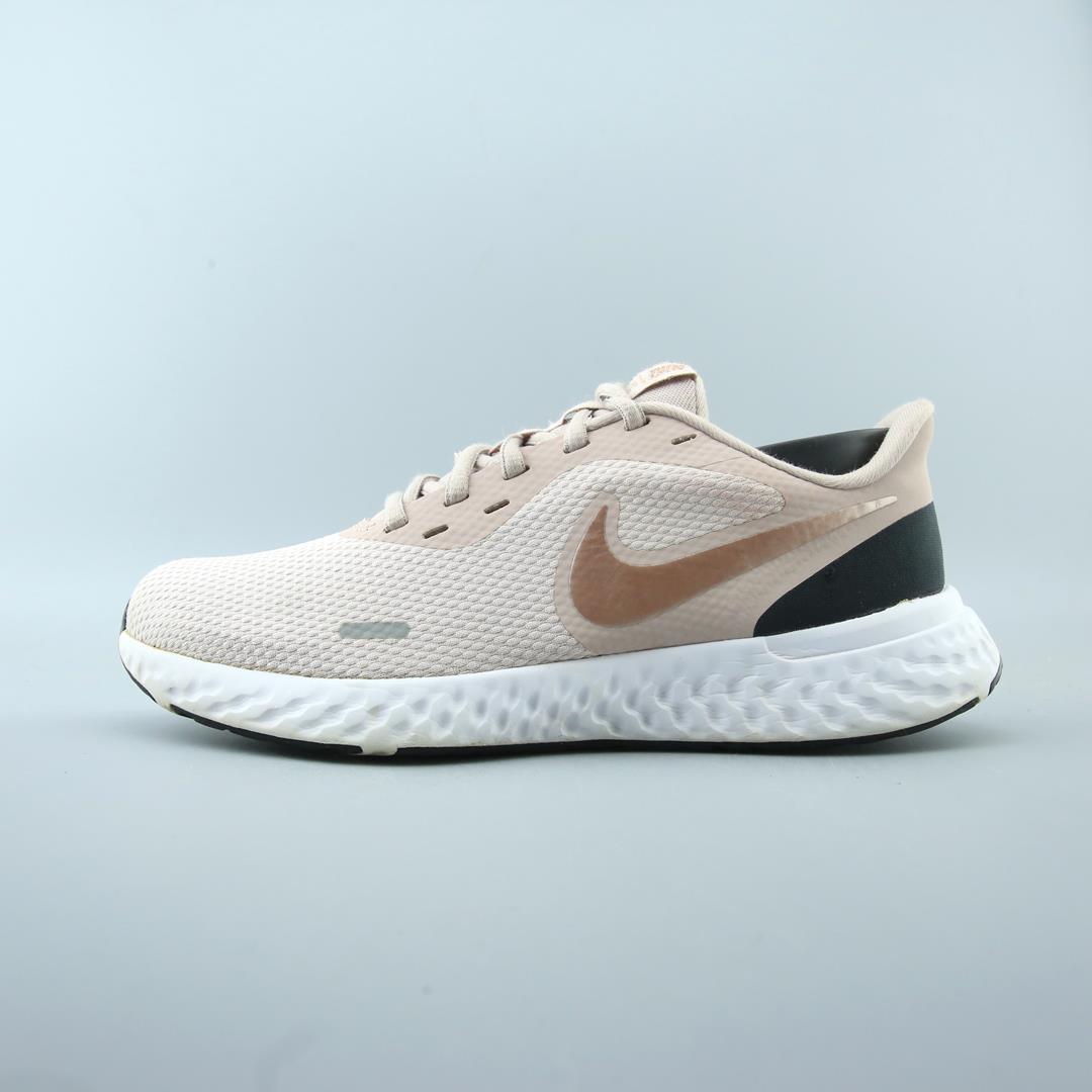 NIKE REVOLUTION 5