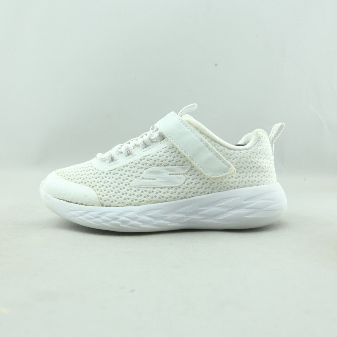 SKECHERS FEATURE A TEXTURED