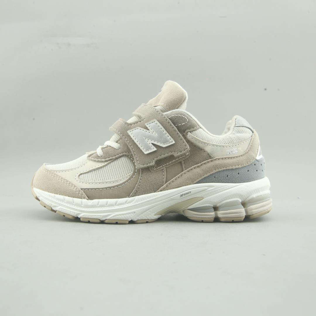 NEW BALANCE 2002R