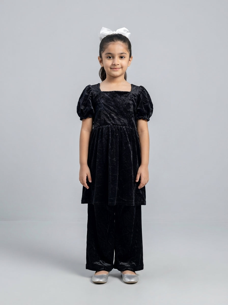 Preloved GAP girls' frock / dress, size 4-5Y, worn by a model, styled