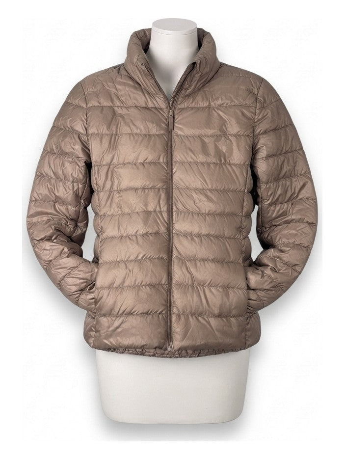 Preloved Uniqlo women's puffer jacket, size M, on a mannequin