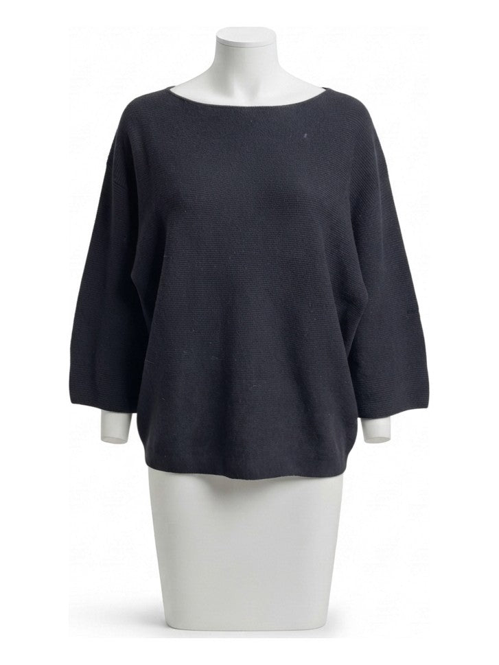 Preloved Uniqlo women's sweater, size M, on a mannequin