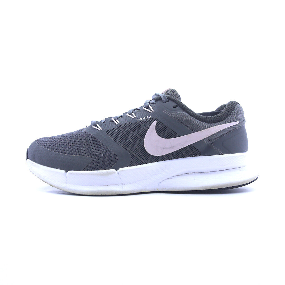 NIKE  RUN SWIFT 3