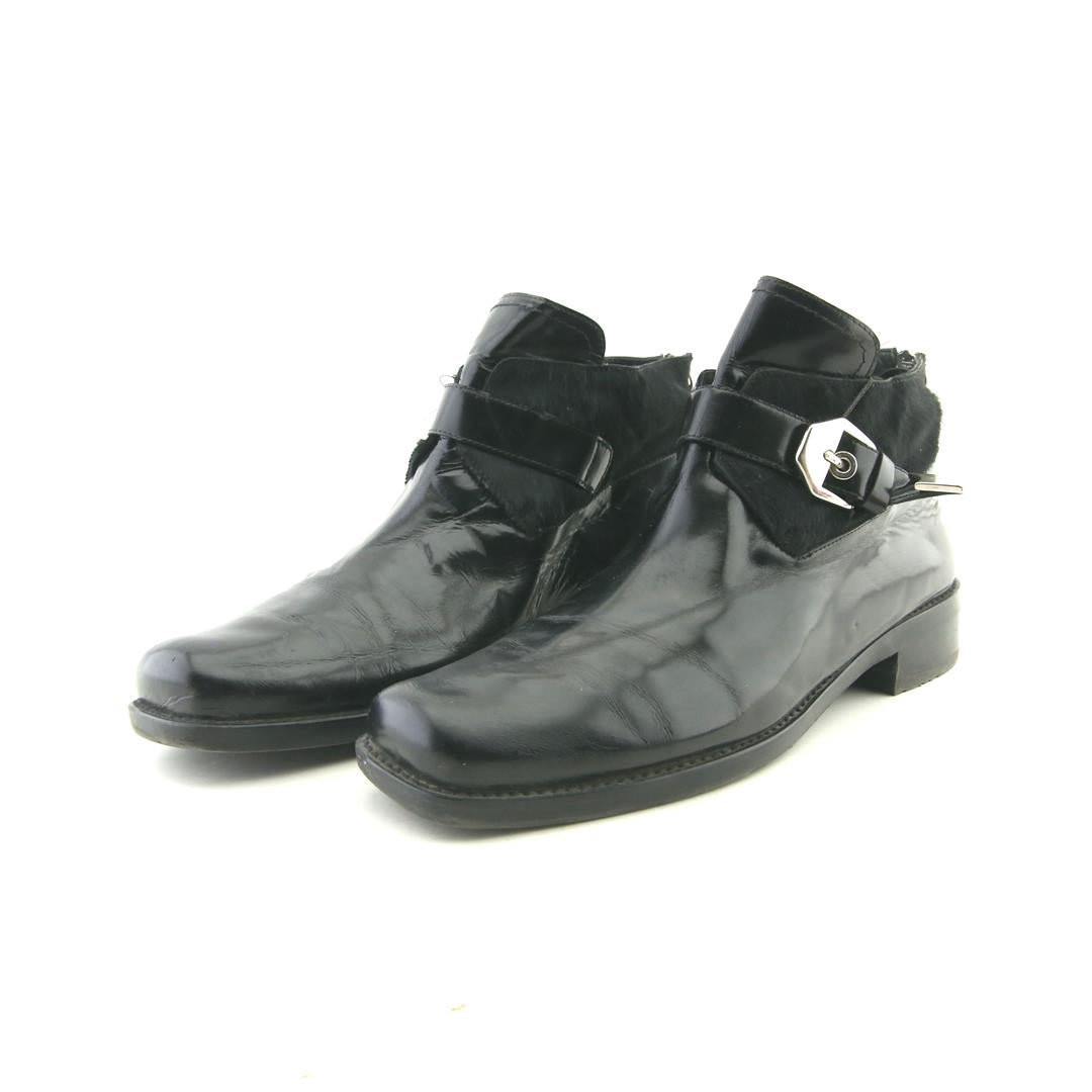 STUART WEITZMAN .