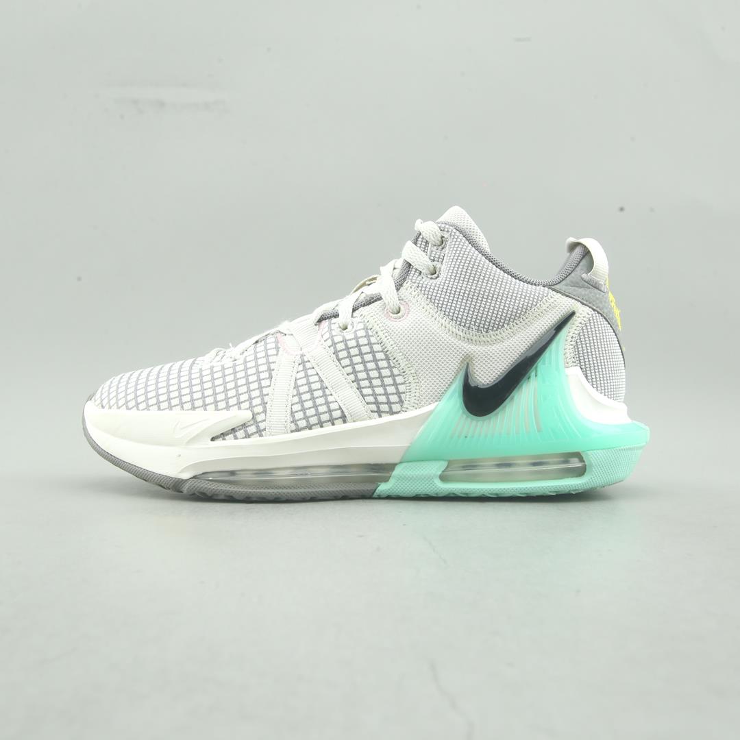 NIKE LEBRON WITNESS 8