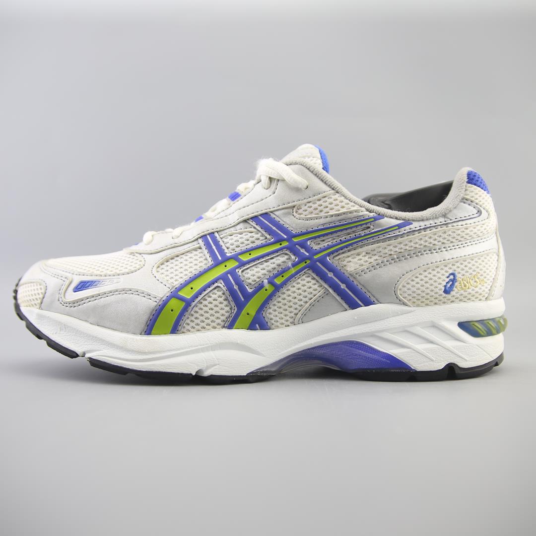 ASICS .