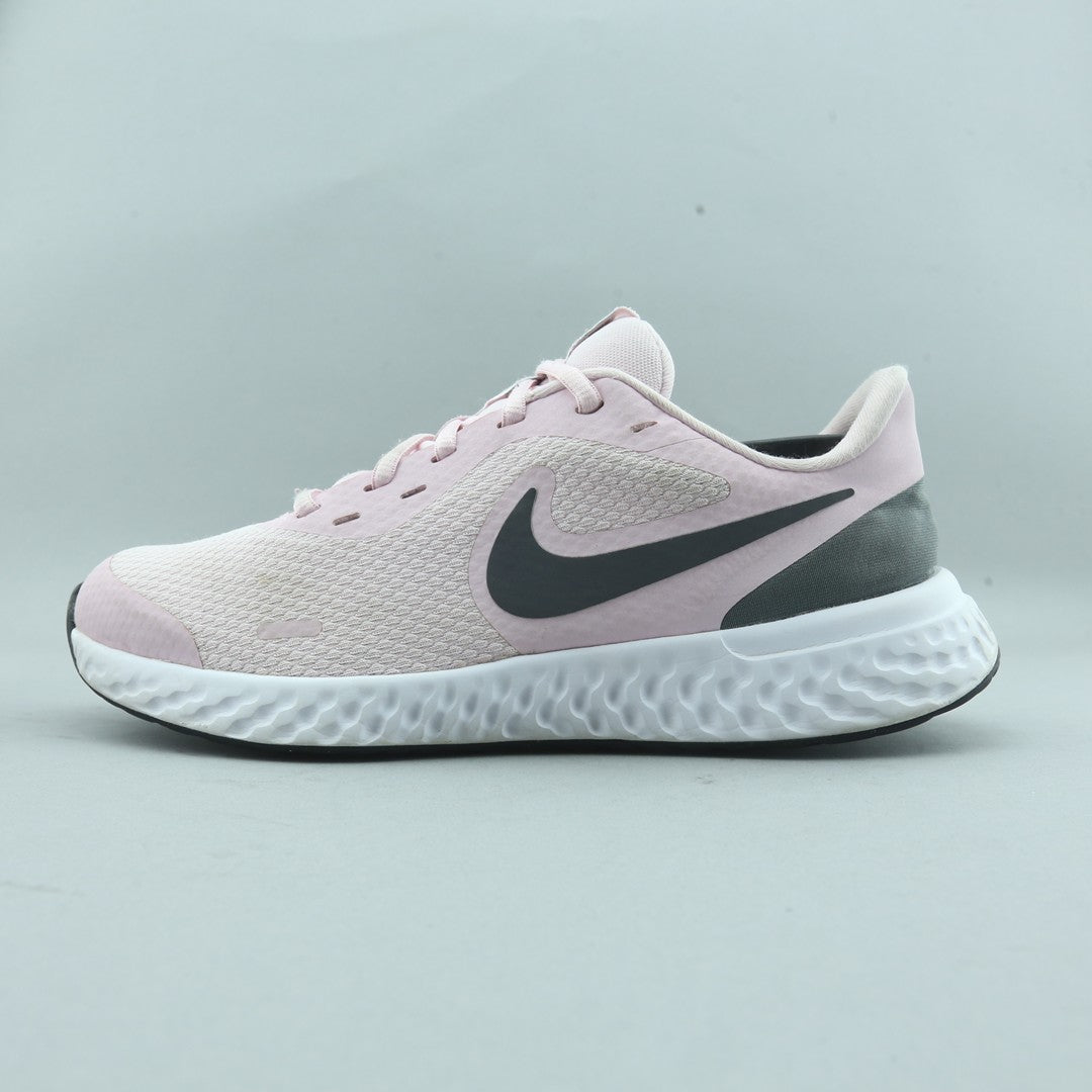 NIKE  REVOLUTION 5