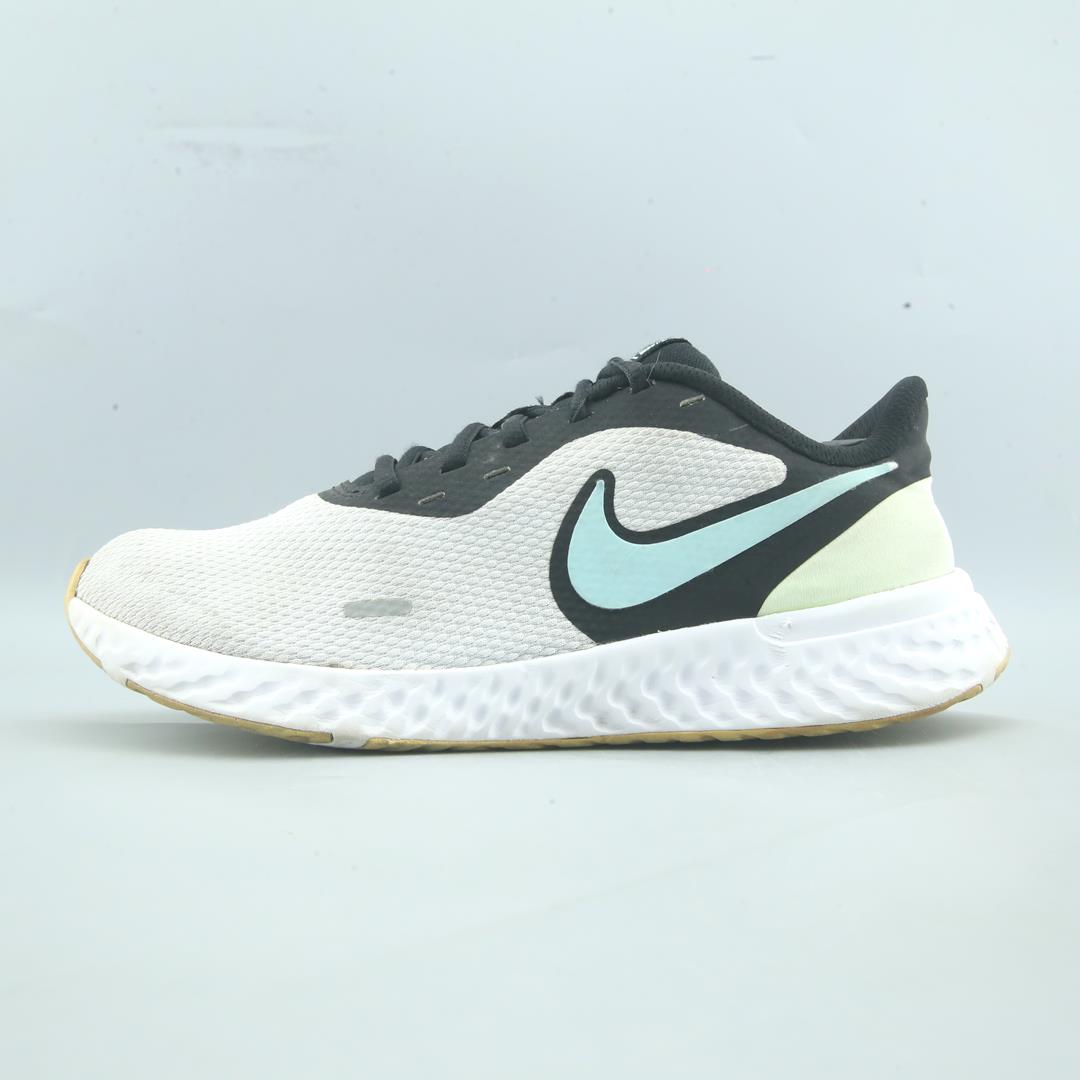 NIKE REVOLUTION 5