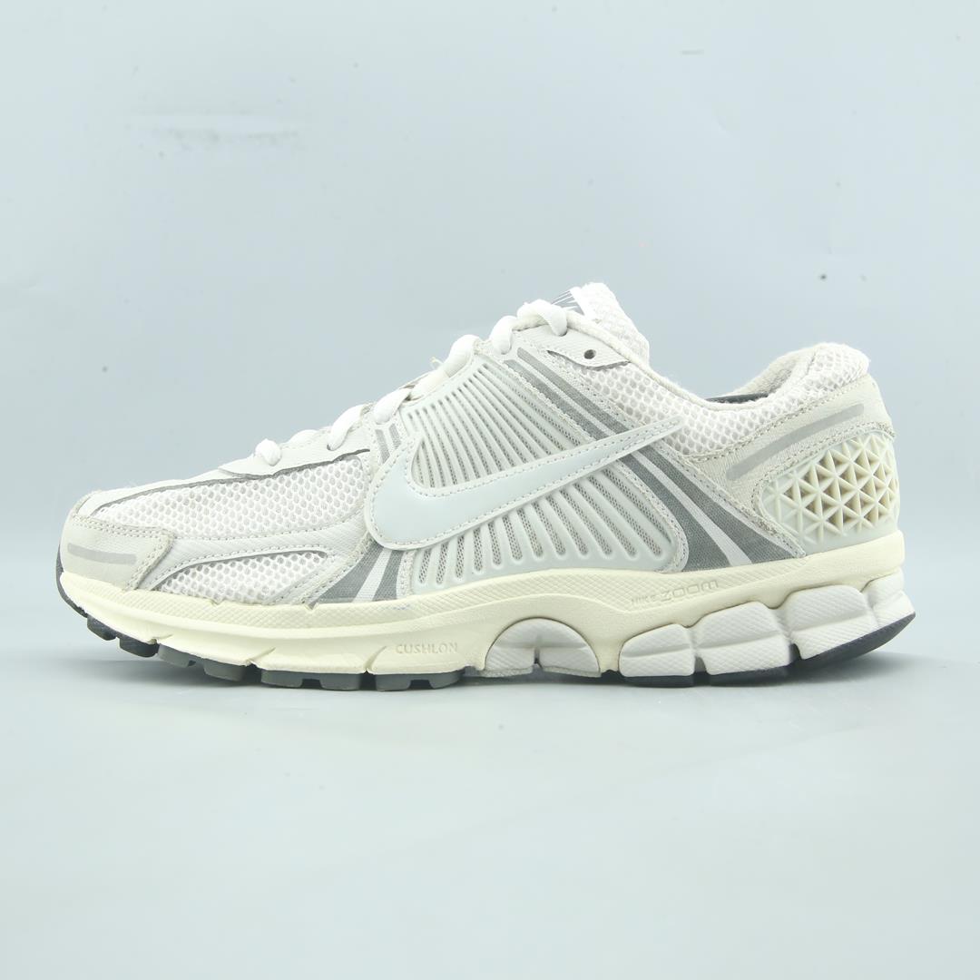 NIKE  ZOOM VOMERO 5