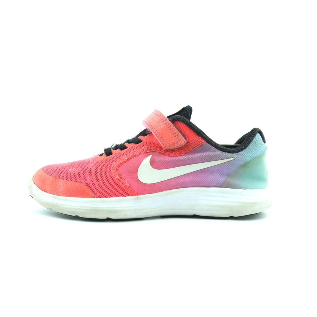 NIKE REVOLUTION 3