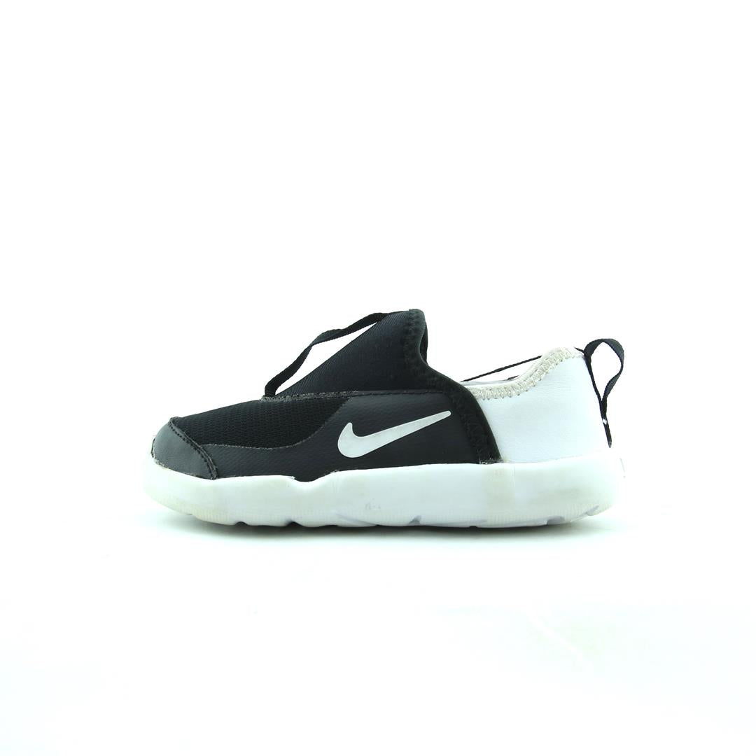 NIKE  LIL  SWOOSH