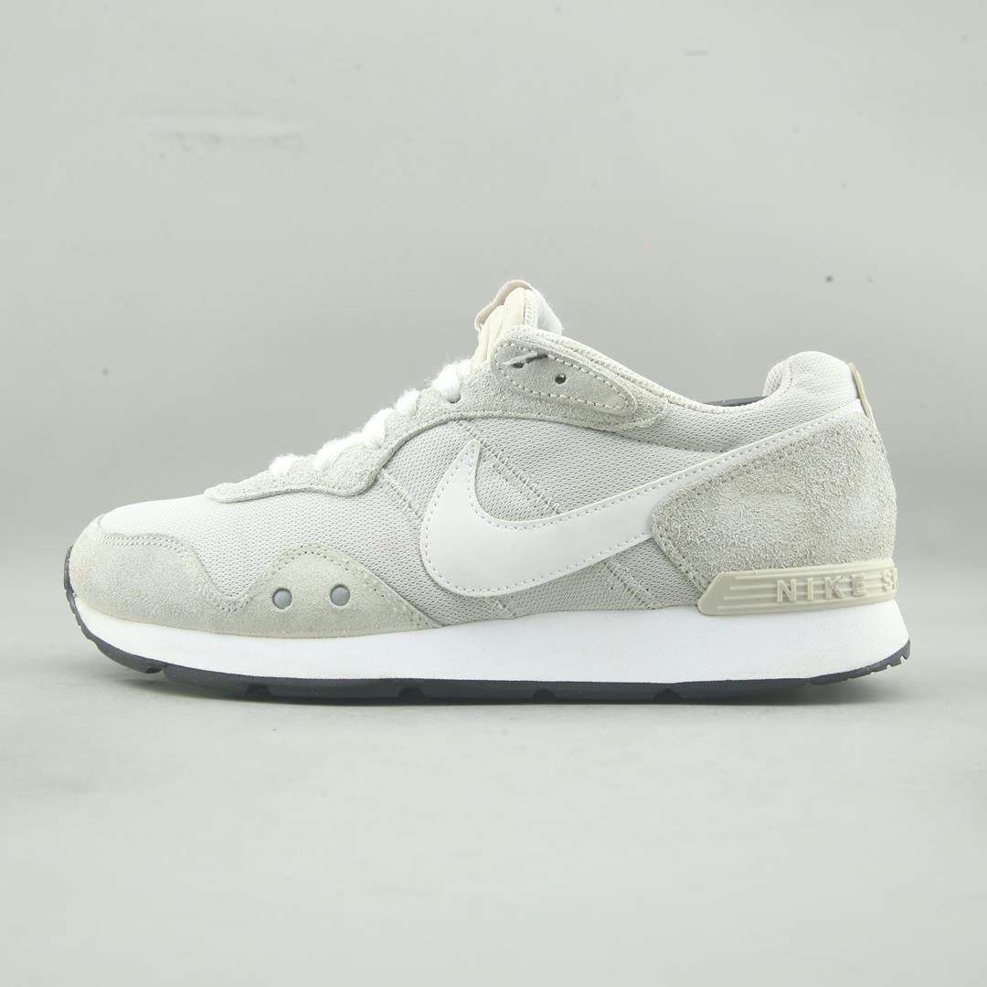 NIKE  VENTURE RUNNER
