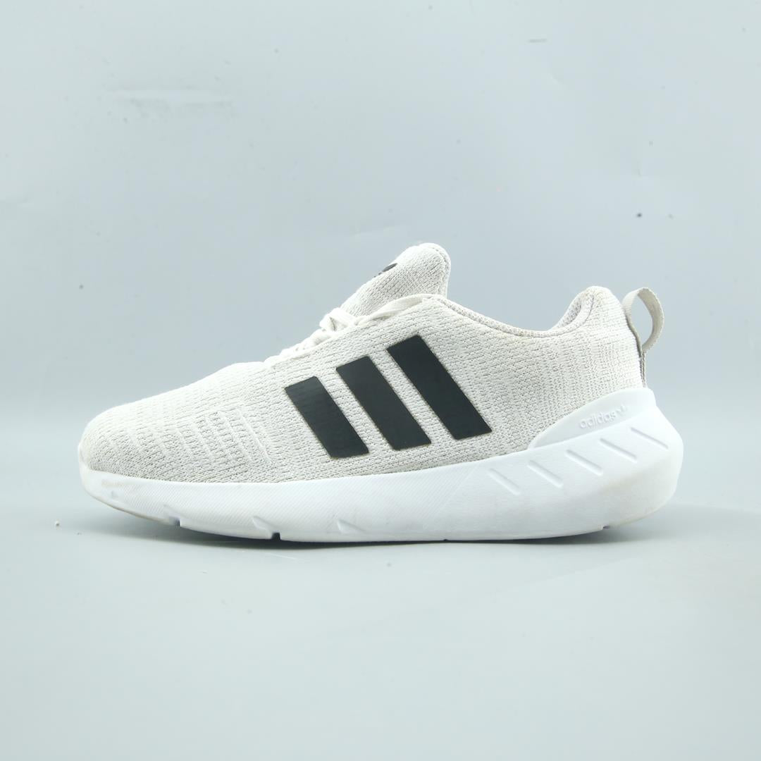 ADIDAS  SWIFT RUN22