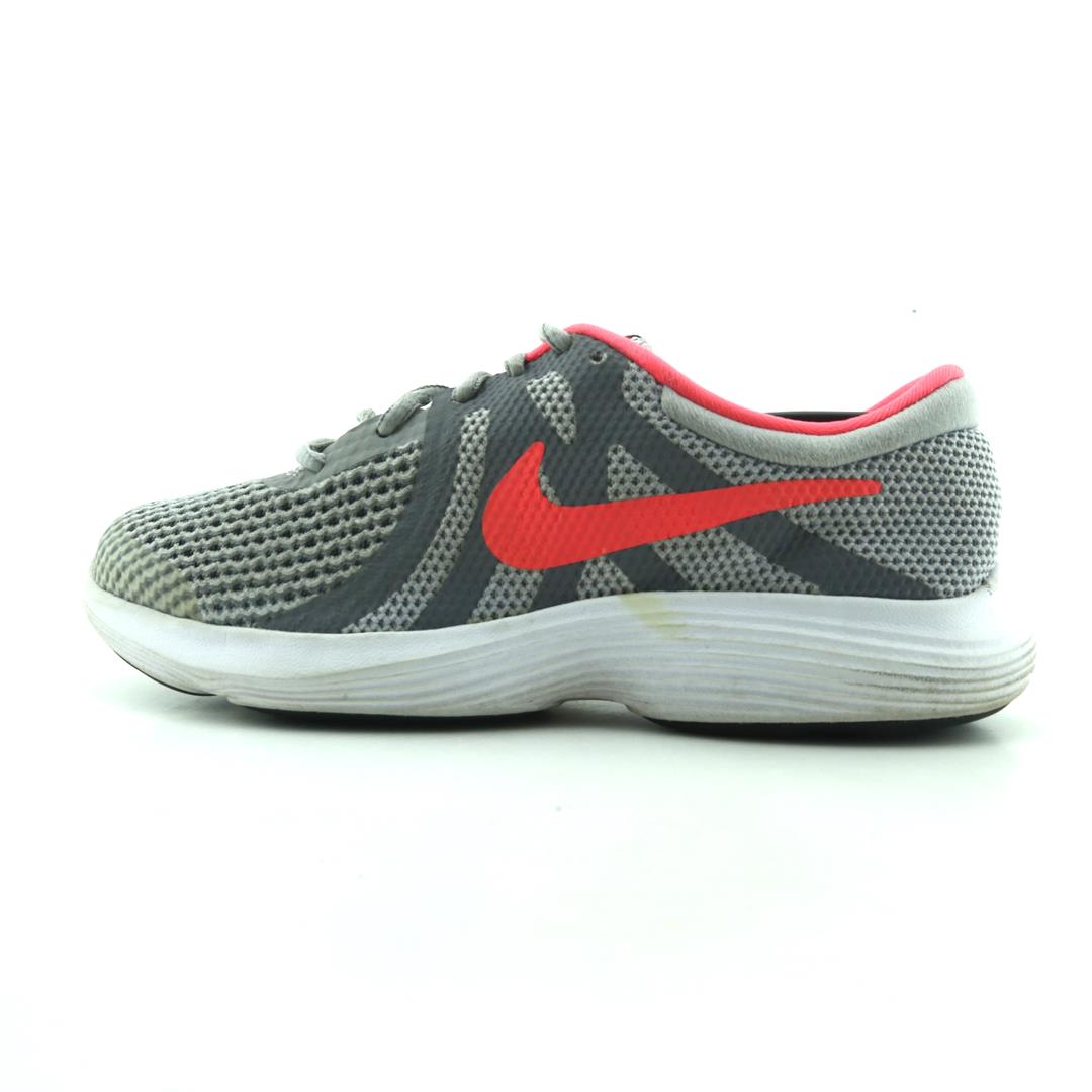 NIKE REVOLUTION 4