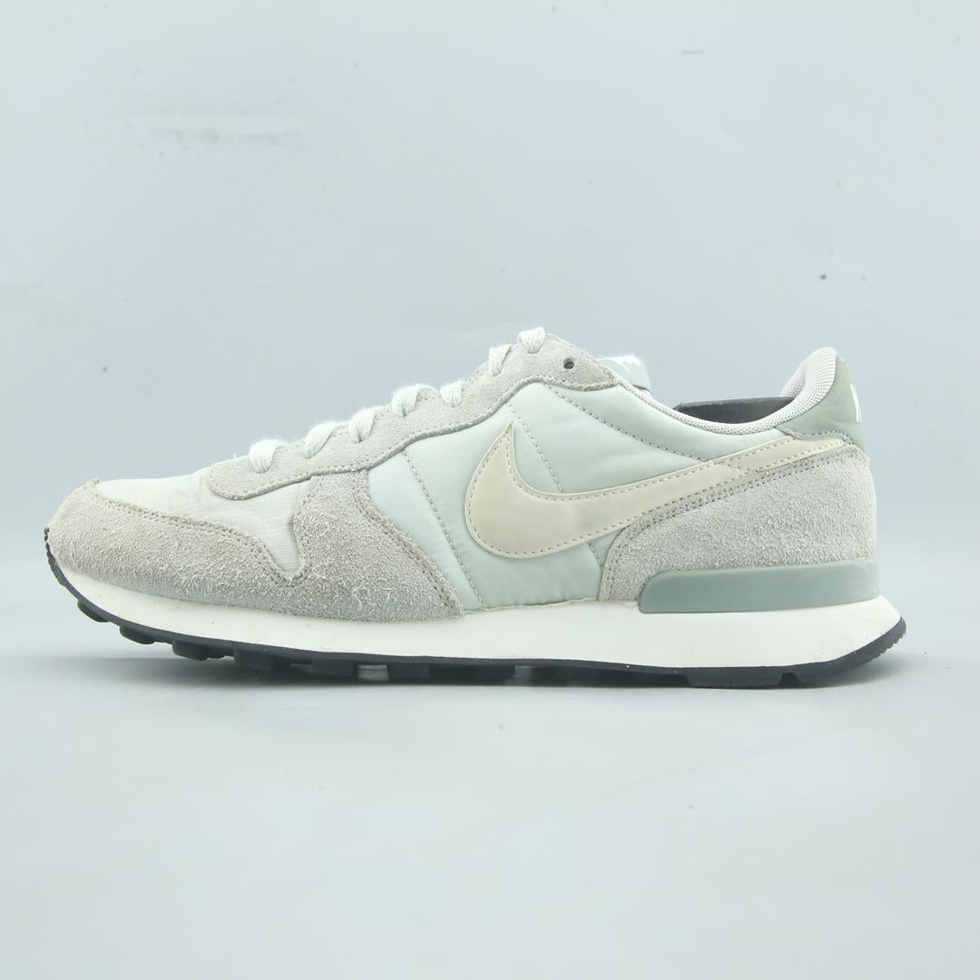NIKE INTERNATIONALIST