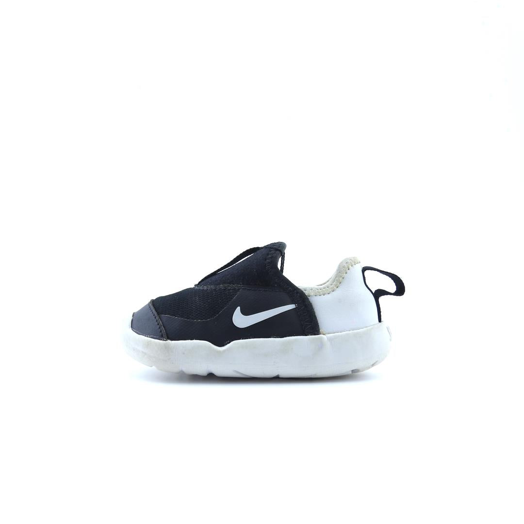 NIKE LIL SWOOSH