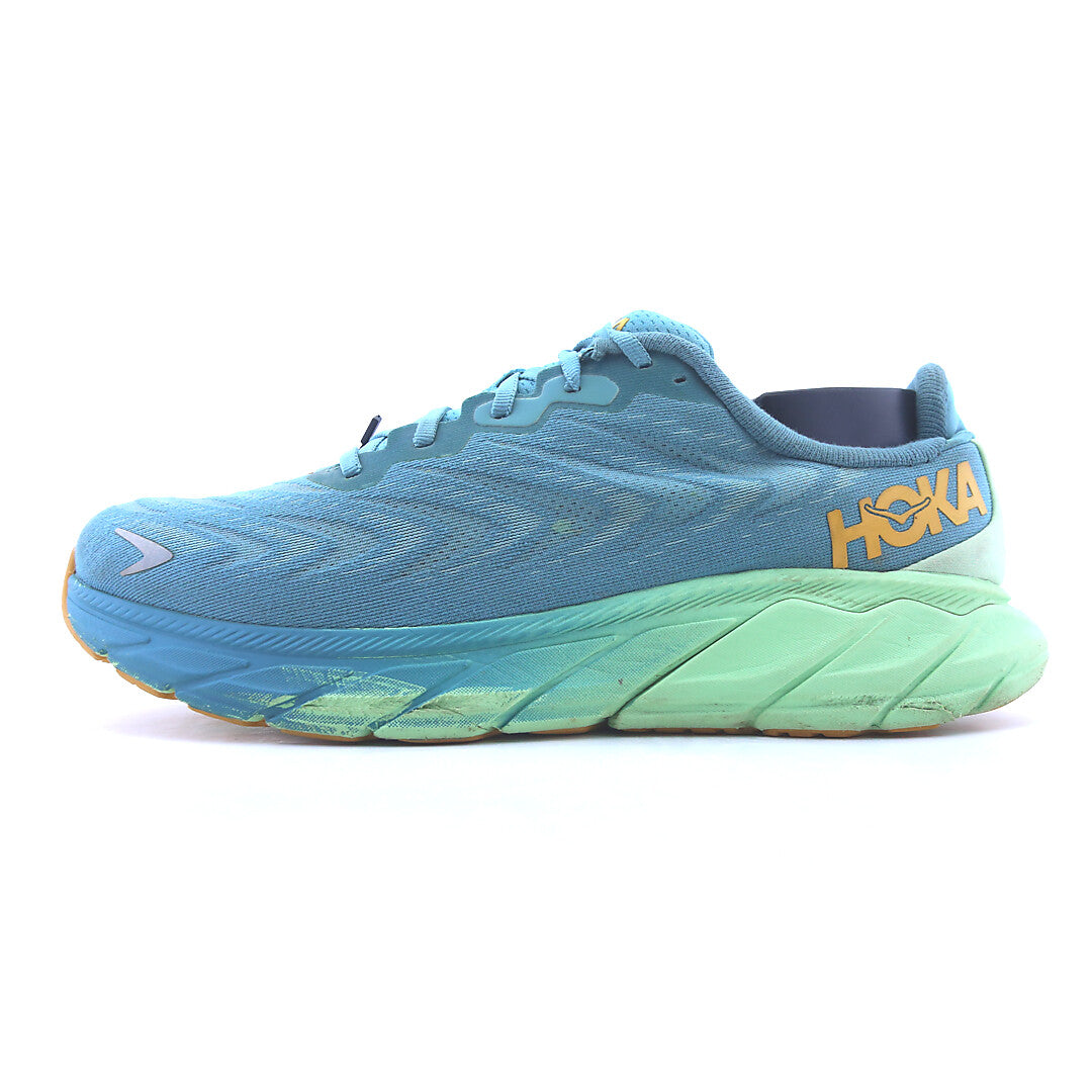 HOKA ONE ONE  ARAHI 6