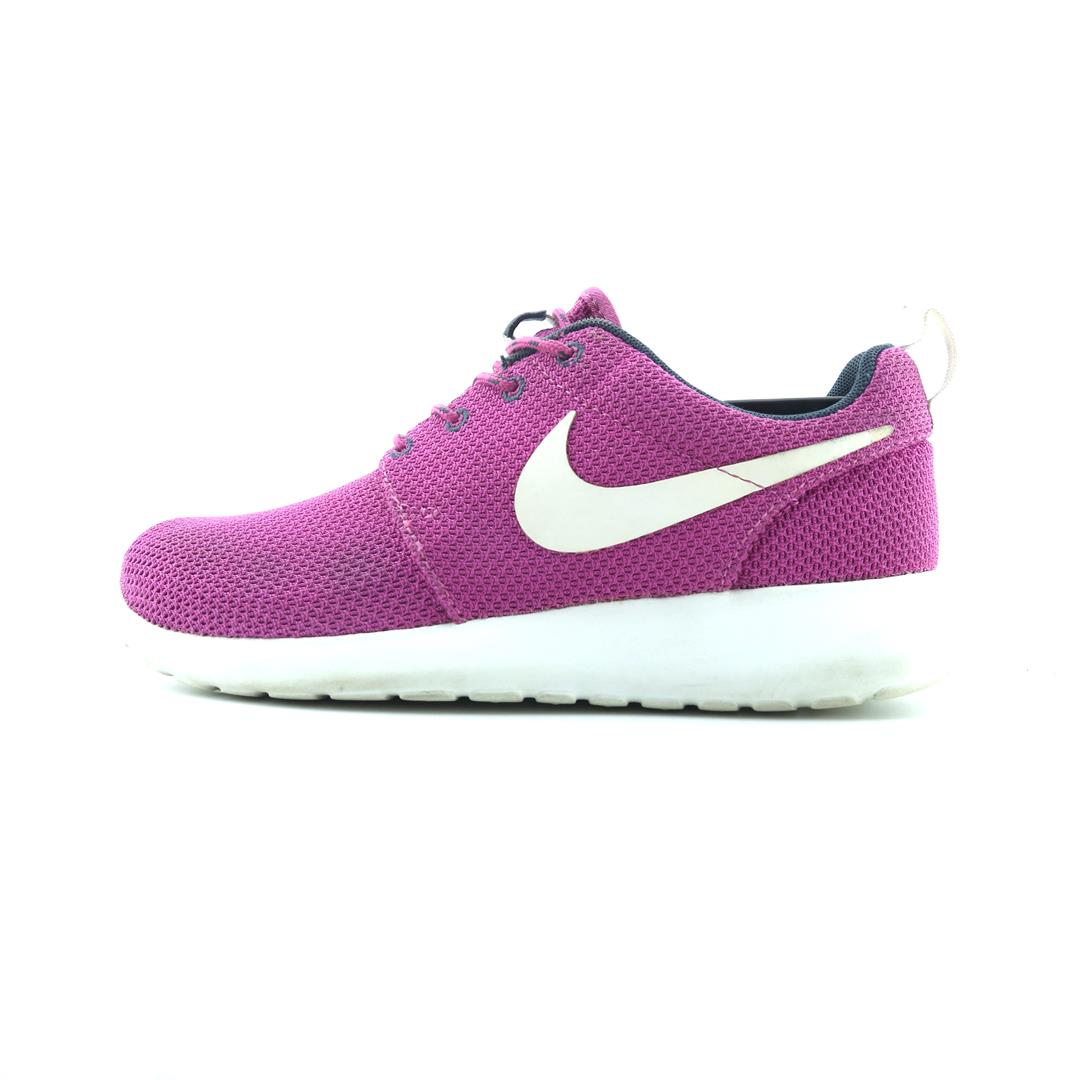 NIKE ROSHE ONE