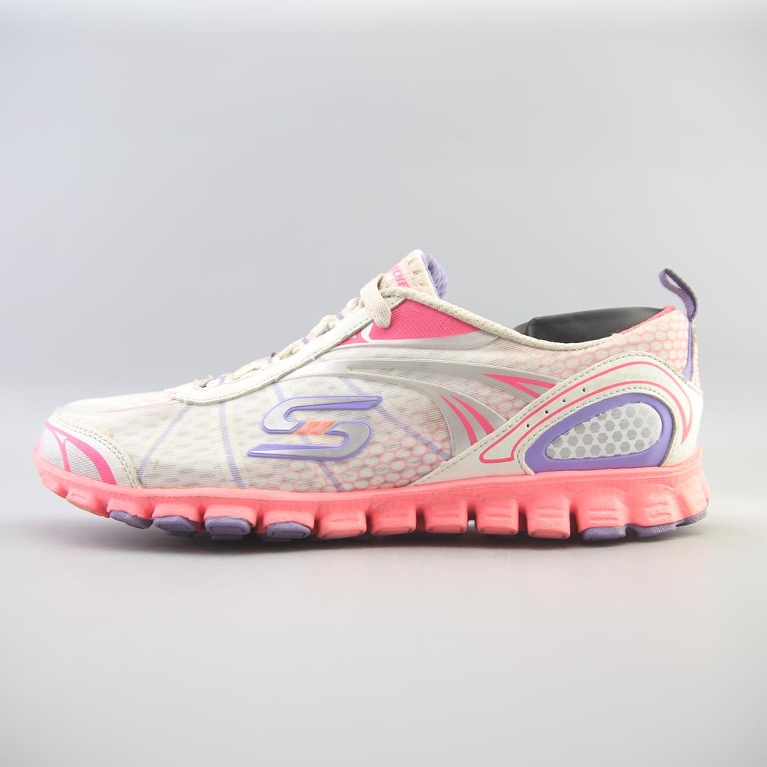 SKECHERS FLASHED MOB