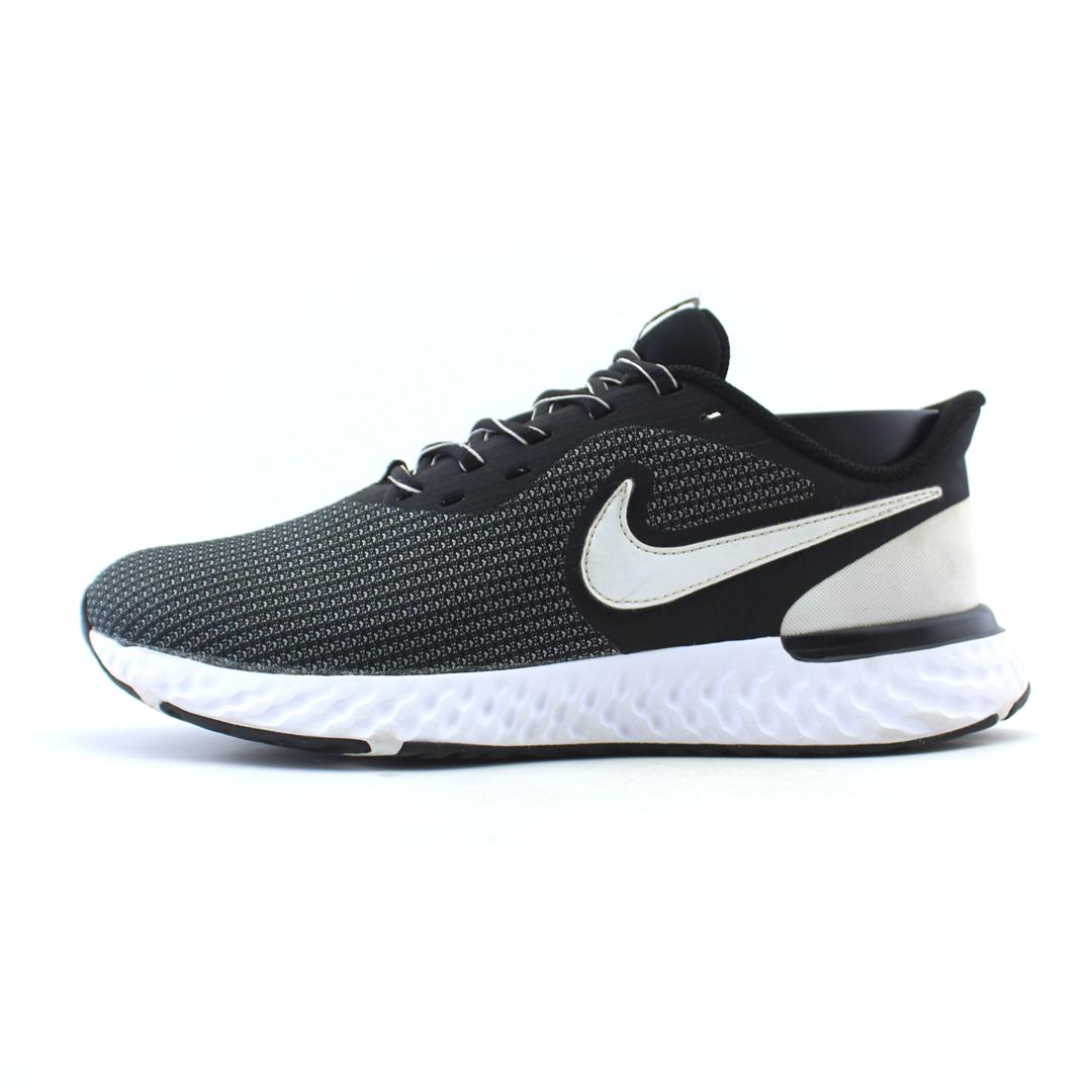 NIKE REVOLUTION 5