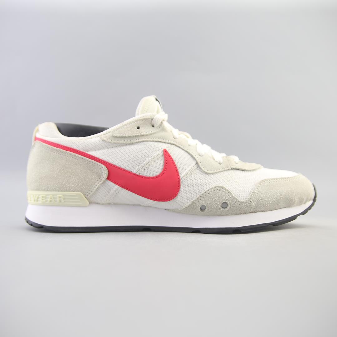NIKE  VENTURE