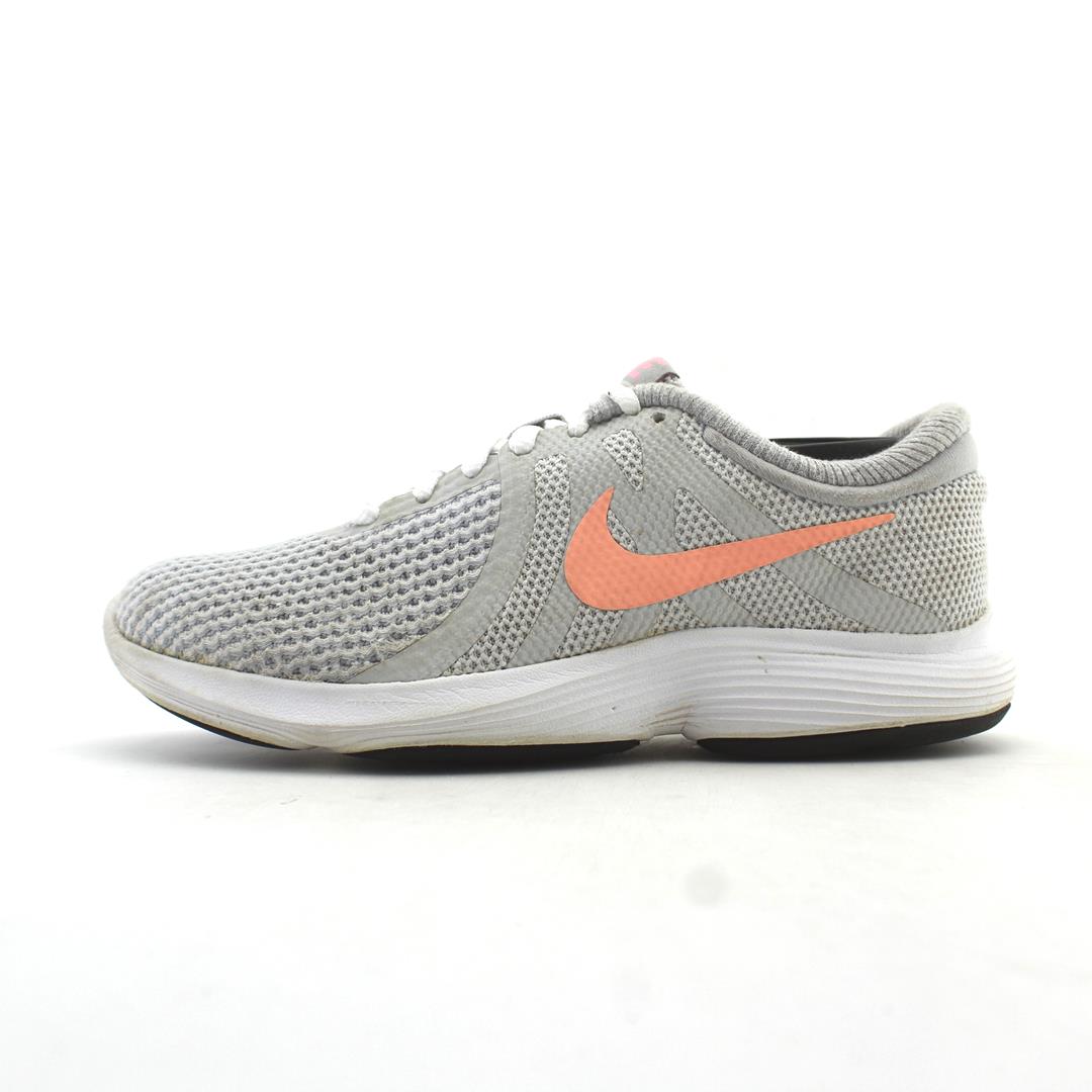 NIKE REVOLUTION 4