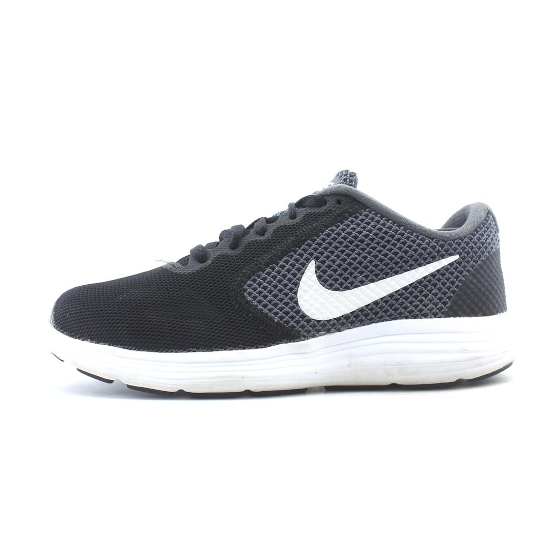 NIKE  REVOLUTION 3