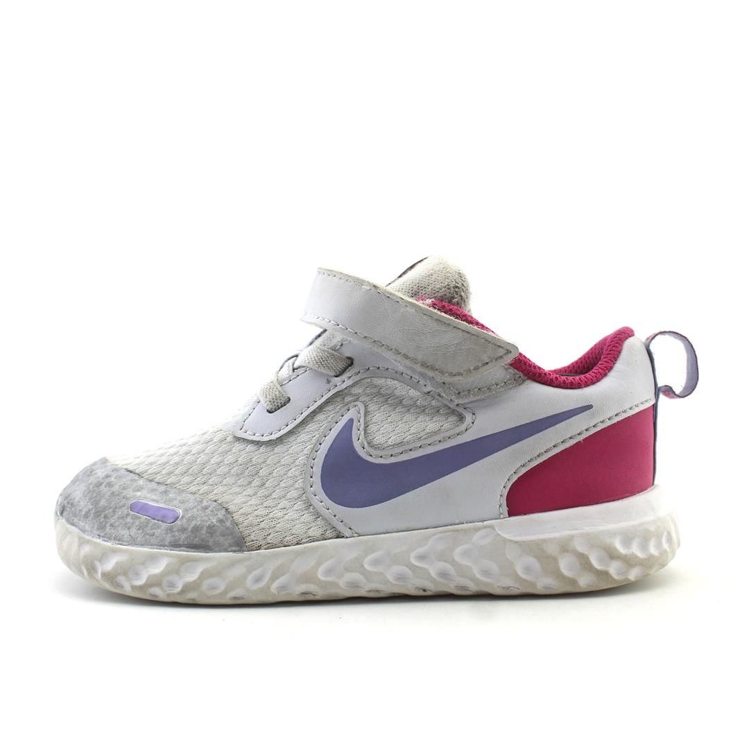 NIKE REVOLUTION